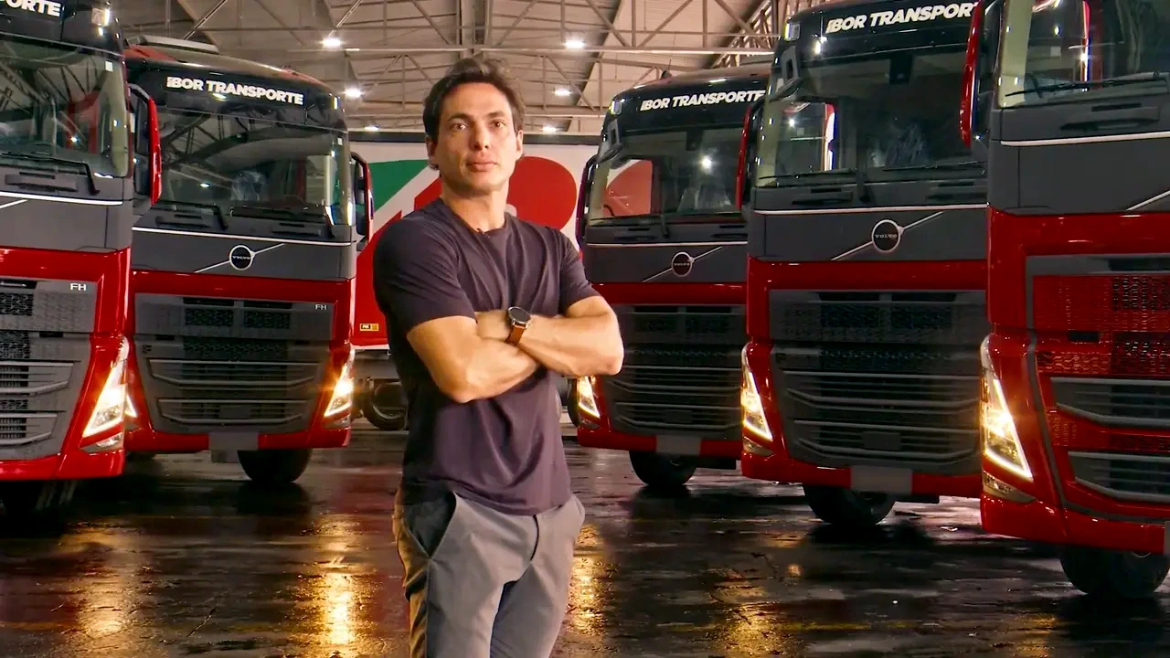 Frota IBOR Transporte com caminhões Volvo vermelhos.