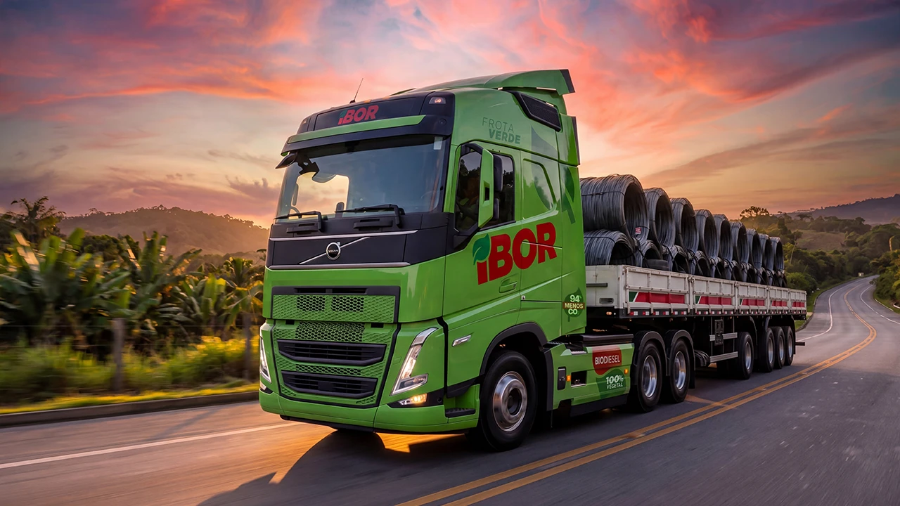 Caminhão Volvo FH da Frota Verde IBOR rodando ao pôr do sol.