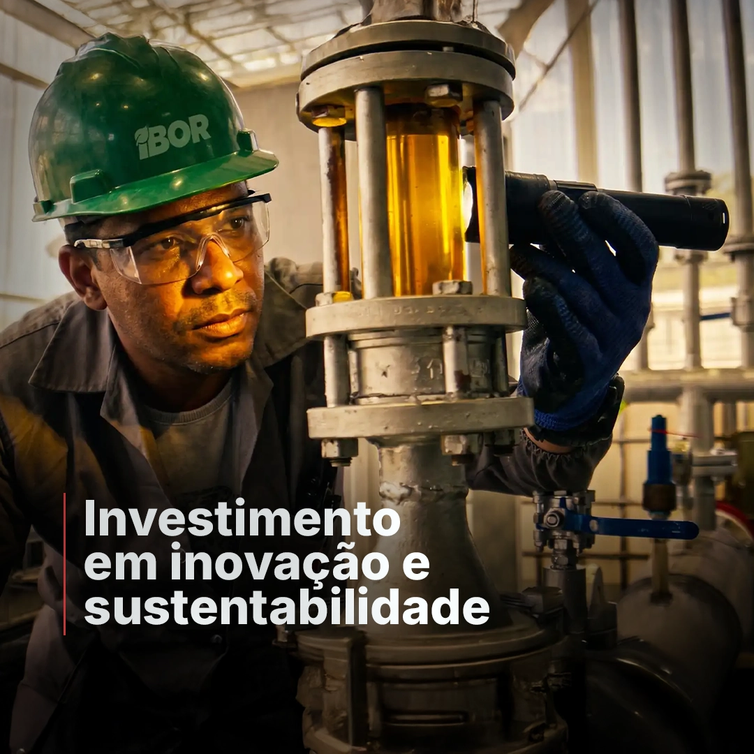 Técnico IBOR com capacete verde inspecionando equipamento industrial com biodiesel em laboratório, com o texto “Investimento em inovação e sustentabilidade”